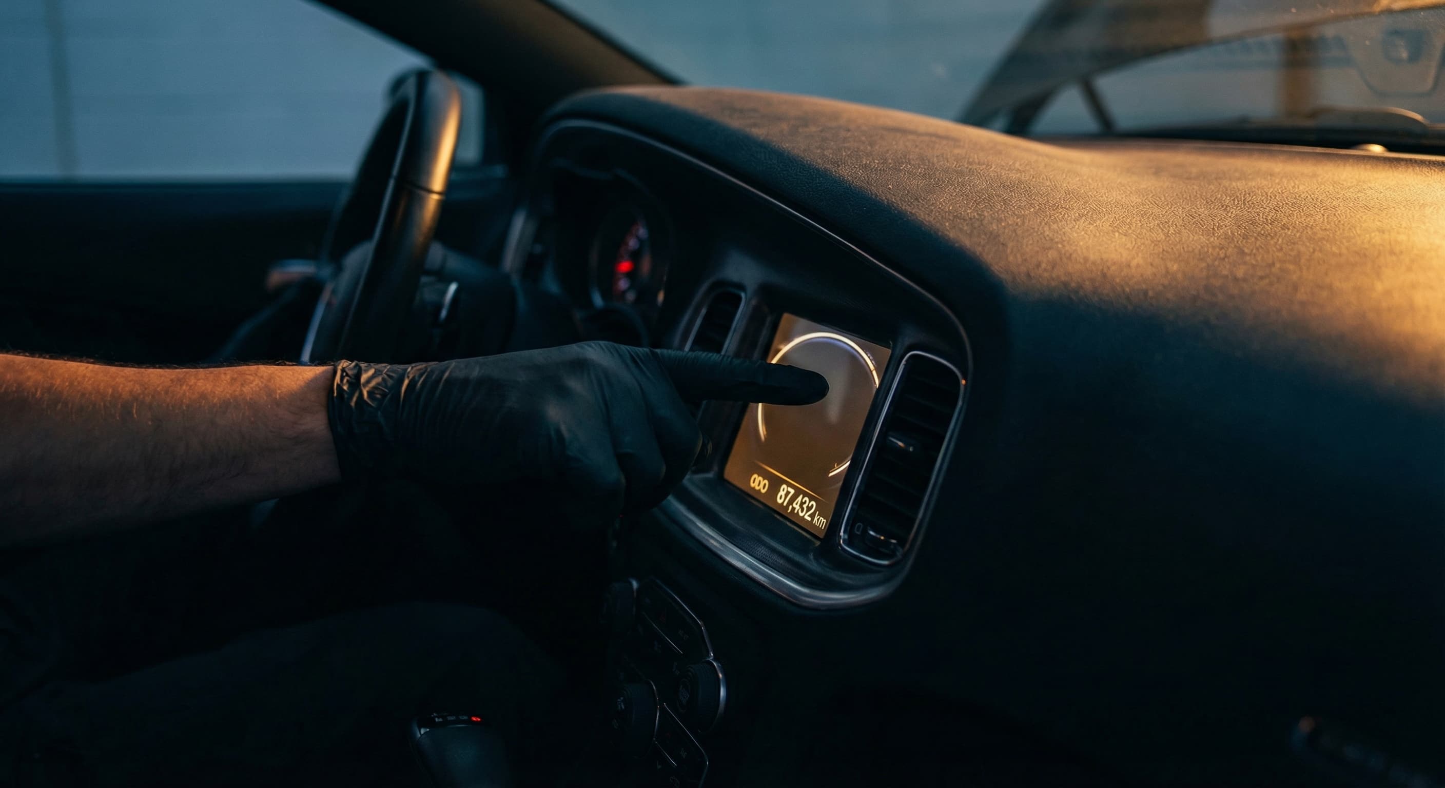 Проверка пробега автомобиля — одометр на приборной панели